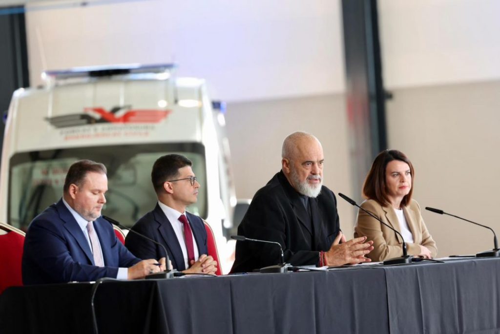 Kryeministri paralajmëron rritje pagash për zjarrfikësit, sipas formulës së Forcave të Armatosura